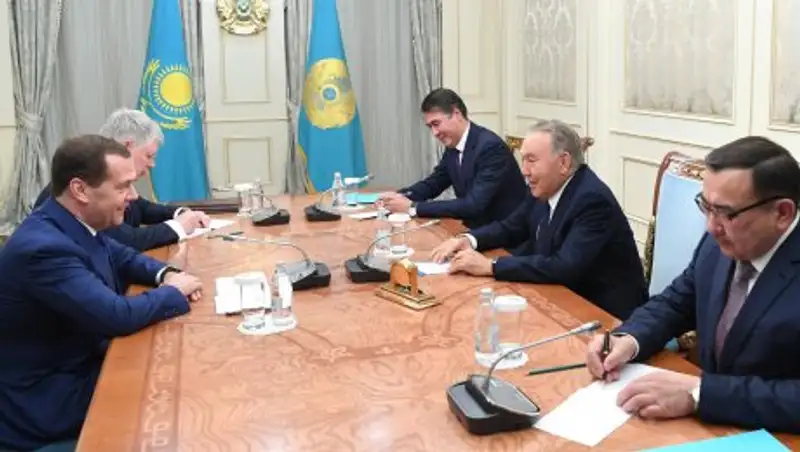 Назарбаев встретился с Медведевым