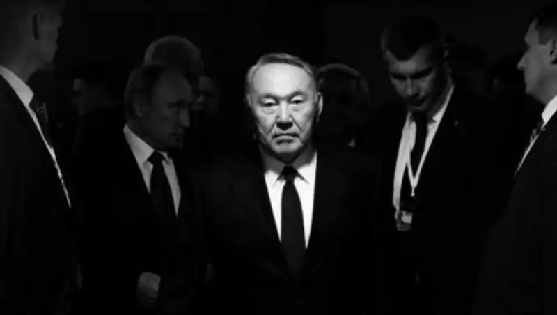 Политолог надел футболку с нашумевшей фотографией Назарбаева