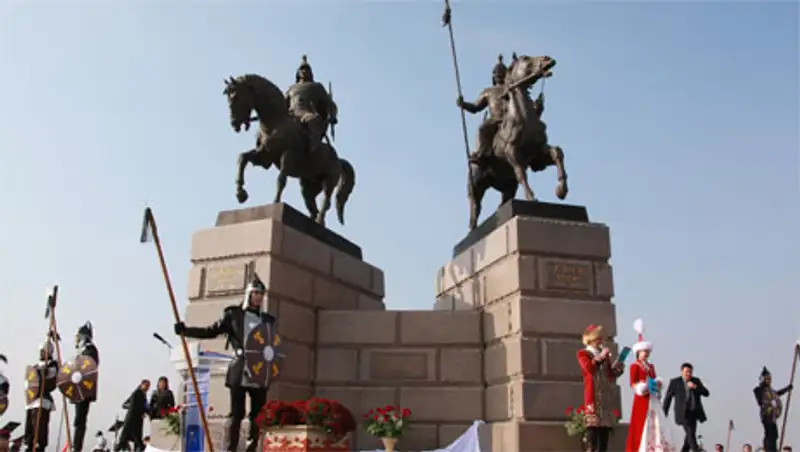 В Алматинской области торжественно открылся памятник двум прославленным батырам, фото - Новости Zakon.kz от 06.11.2013 17:44