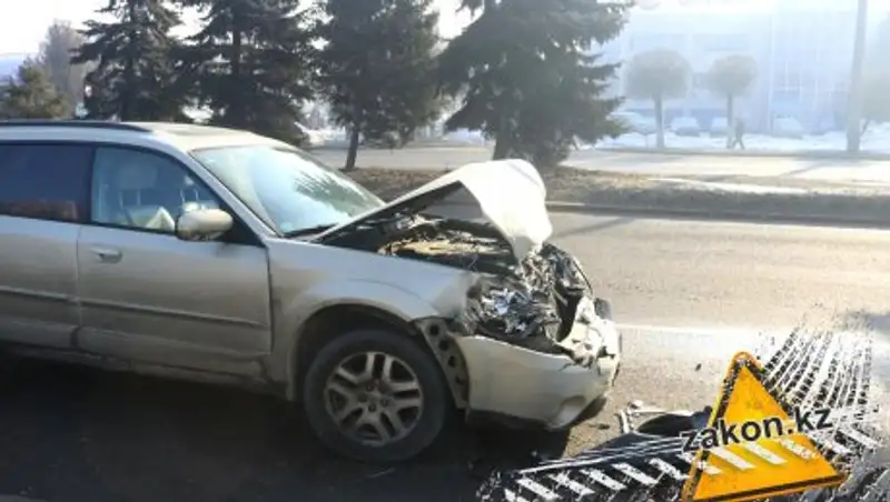 В Алматы Subaru на полном ходу протаранил стоявшую машину