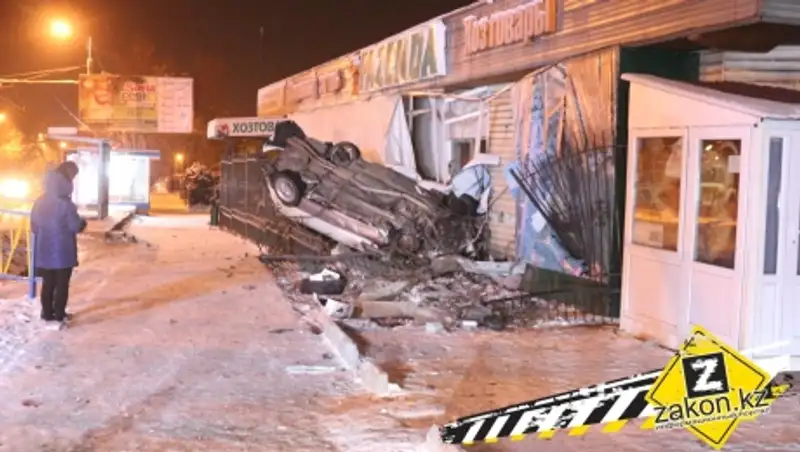 В Алматы Тойота Марк 2 после ДТП несколько раз перевернулась и повисла на заборе