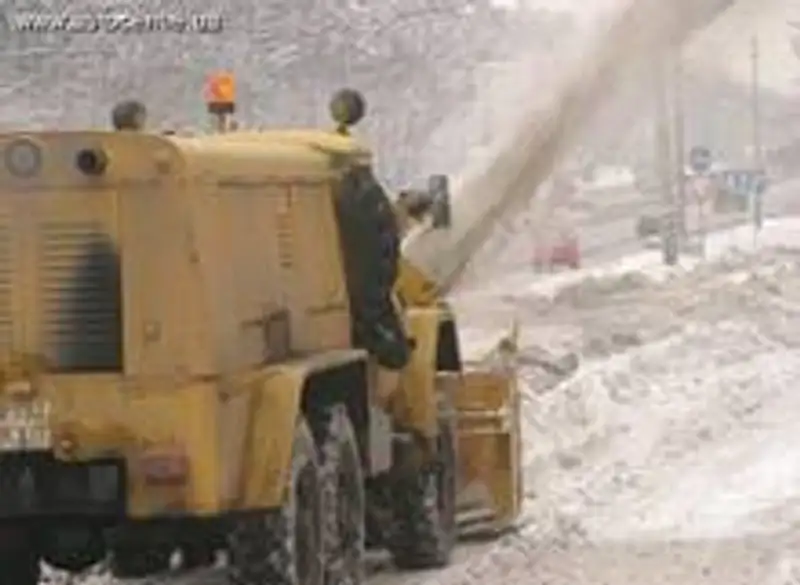 Порядка 500 дорожников задействованы в снегоочистительных работах на дорогах республики, фото - Новости Zakon.kz от 30.12.2011 16:08