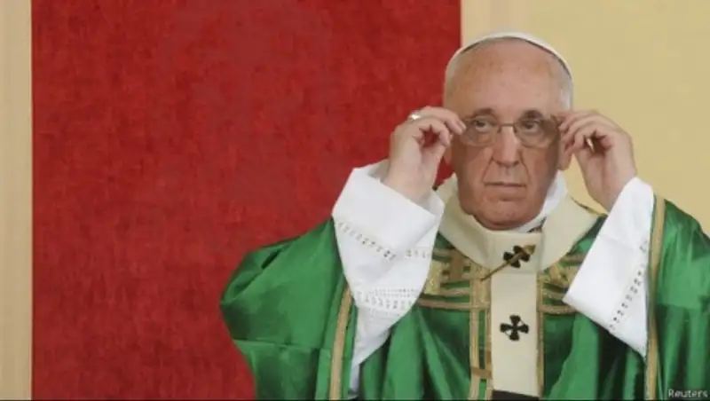 Папа римский вознес молитву перед Туринской плащаницей