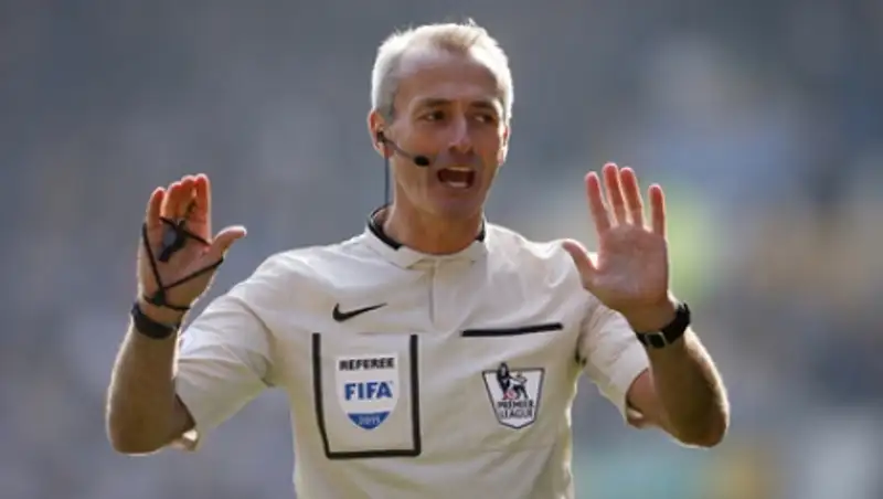 Английский футбольный судья за год заработал больше британского премьера