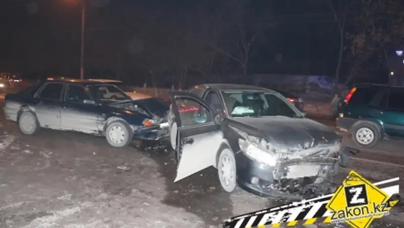 Пешеход, ловивший такси, пострадал в результате массового ДТП в Алматы