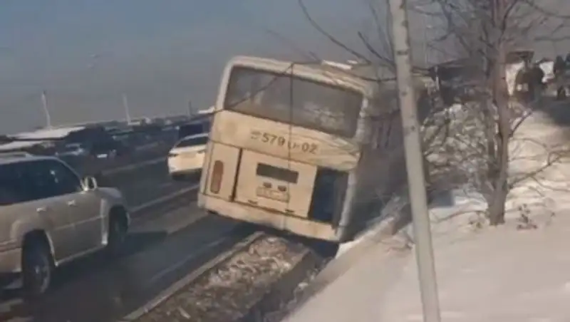 Водитель Mercedes столкнул автобус с пассажирами в Алматы