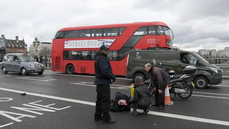 Опубликовано видео с места стрельбы у британского парламента