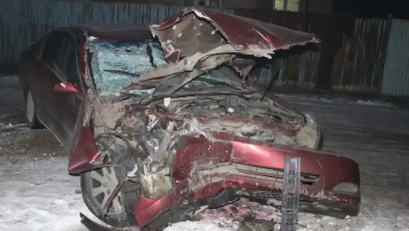 В Алматы водитель разбил машину, влетев в припаркованный у забора прицеп