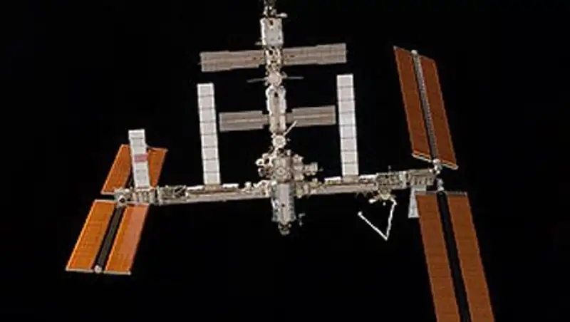 Россияне прикрепили антенну к МКС проволокой