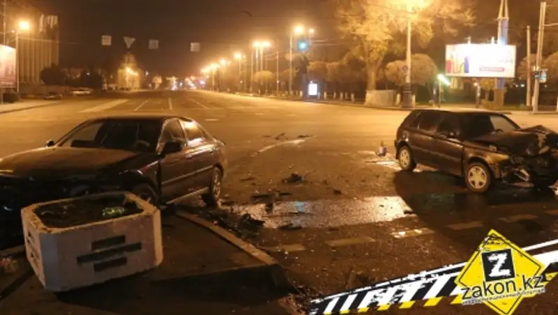 2 человека пострадали в результате сильного столкновения Мицубиси и Фольксвагена в Алматы