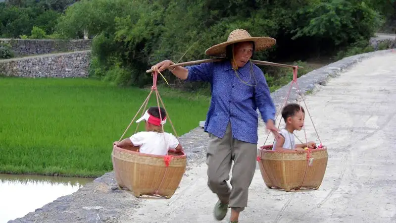 Китаянка подала в суд на дочь и зятя из-за ухода за внуком