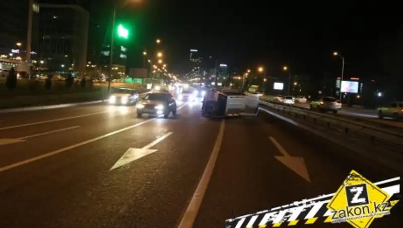 В Алматы на оживленном проспекте перевернулся внедорожник