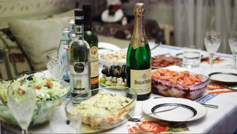 Шаурма и салаты наиболее опасные блюда новогоднего стола