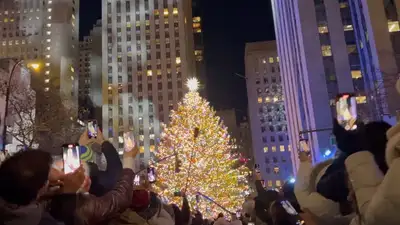 В Нью-Йорке зажгли главную рождественскую елку, фото - Новости Zakon.kz от 01.12.2022 12:21