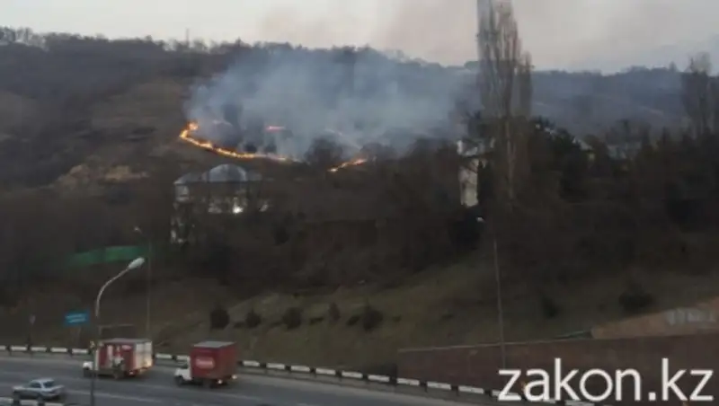 В Алматы в районе парка "Кок-Тобе" произошел пожар