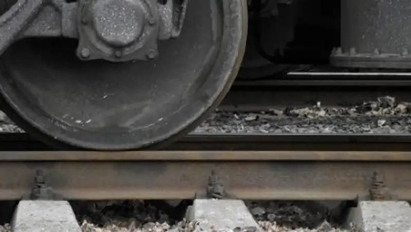 В ЮКО мужчина по прозвищу Немат-МЧС погиб под колесами поезда, спасая студентку