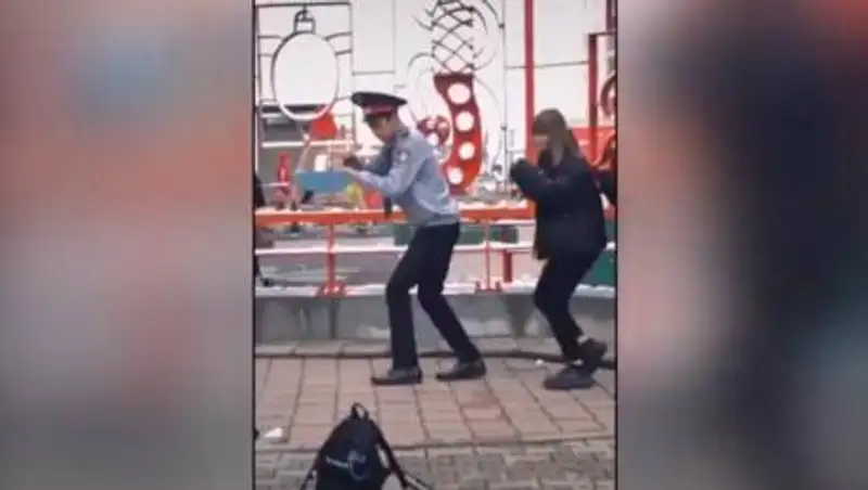 Алматинцу грозит штраф за танец в ТikТок в полицейской форме