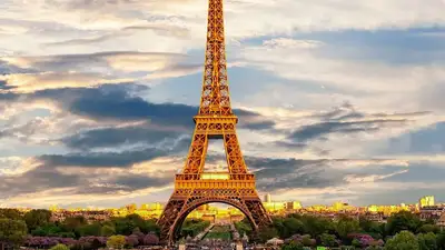 В Париже бейсджампер прыгнул с Эйфелевой башни, фото - Новости Zakon.kz от 18.08.2023 00:10