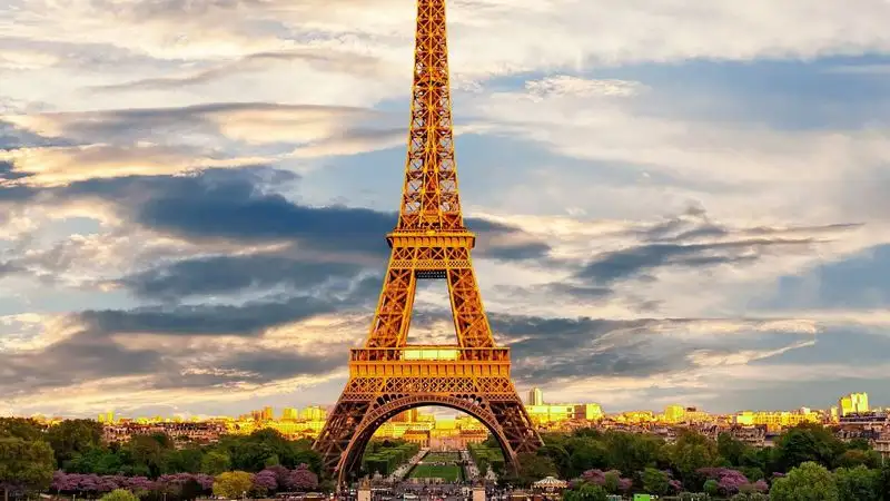 В Париже бейсджампер прыгнул с Эйфелевой башни