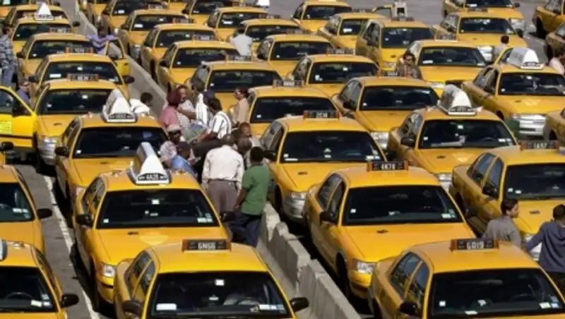 Французские таксисты устроили забастовку и заблокировали въезды в аэропорты Парижа