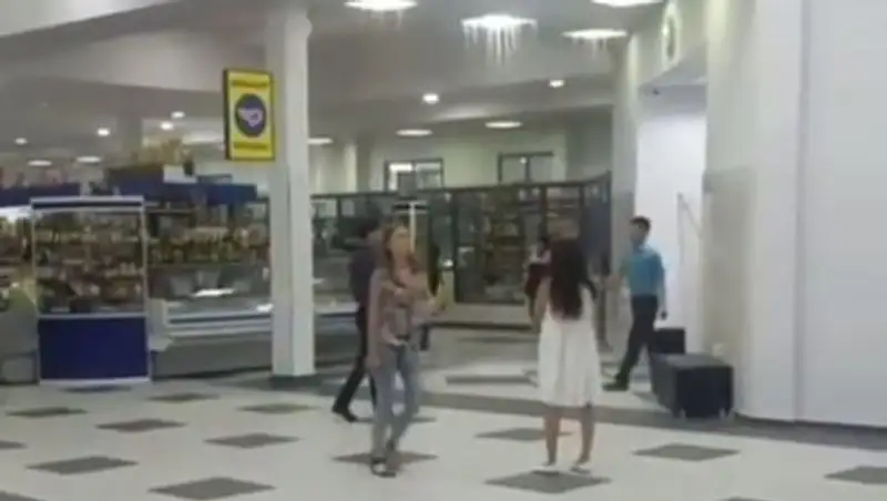 В Павлодаре из-за дождя обвалился потолок торгового дома