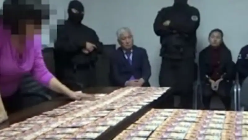 На пойманного за взятку замглаву карагандинского "Казахавтодора" несколько раз подавали в суд