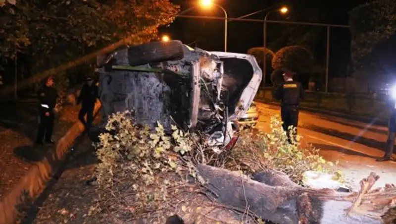 В Алматы водитель на Lexus снес ограждение и перевернулся