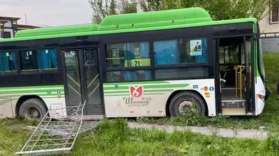 Видео наезда неуправляемого автобуса на людей в Шымкенте появилось в Сети (18+), фото - Новости Zakon.kz от 09.04.2023 02:28