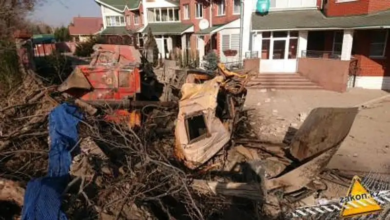 В Алматы неуправляемый грузовик снес остановку и влетел во двор дома