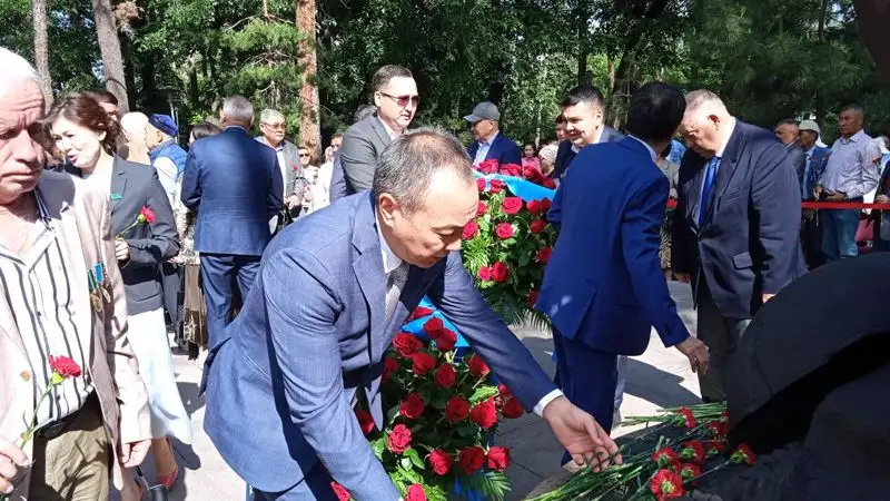 голодомор, паметник, цветы, фото - Новости Zakon.kz от 31.05.2023 12:20
