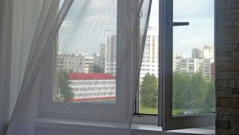 Покушение или самоубийство: в Алматы девушка выпала из окна во время ссоры с мужем 