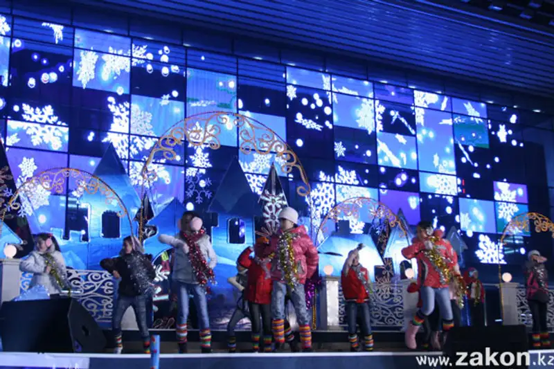 В Алматы зажгли главную новогоднюю ёлку (фото), фото - Новости Zakon.kz от 01.12.2011 02:06