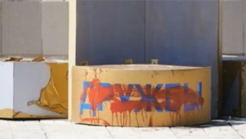 Вандалы расписали матом стелу дружбы Украины и России