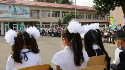 В Казахстане школьные линейки пройдут без шаров и голубей, фото - Новости Zakon.kz от 25.08.2022 11:15