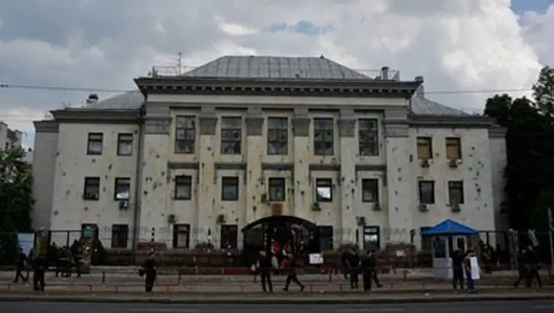 К российскому посольству в Киеве принесли венки