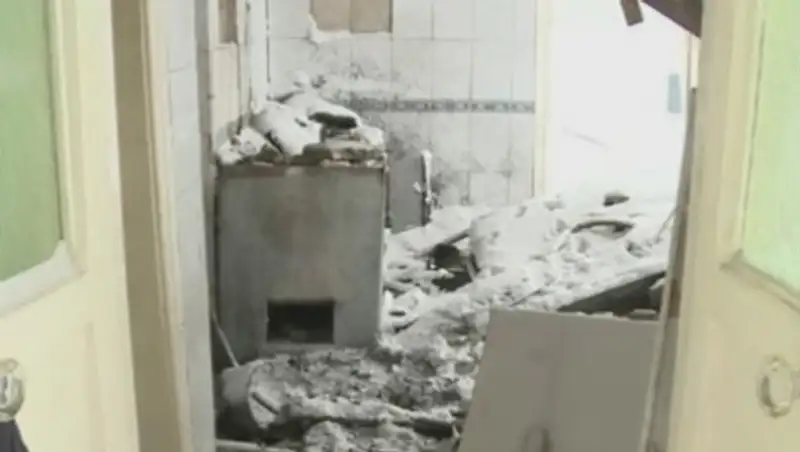 В Караганде женщина с ребёнком зимуют в разрушенном от взрыва доме