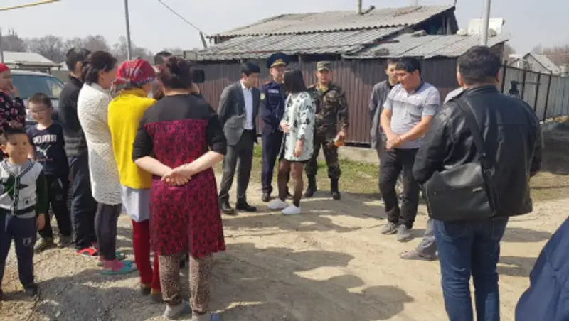 Сотрудники ДЧС Алматы установили 45 датчиков угарного газа в домах малообеспеченных семей