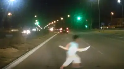 "Беги или умри": дети выскочили под машину в Актау ради опасной игры 