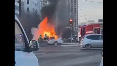 В Астане посреди дороги загорелся автомобиль, фото - Новости Zakon.kz от 29.03.2023 23:02