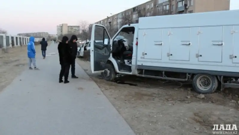Грузовик с мороженым и легковой автомобиль столкнулись в Актау