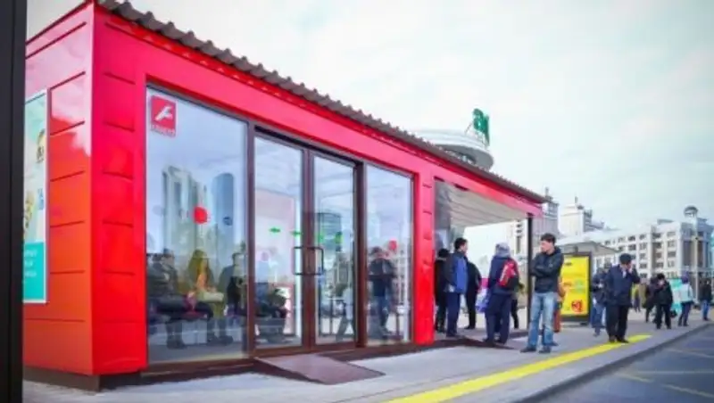 Два пьяных парня повредили остановку в Астане