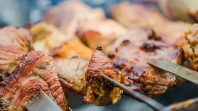 Названы напитки, которыми лучше всего запивать шашлык, фото - Новости Zakon.kz от 10.05.2023 11:49