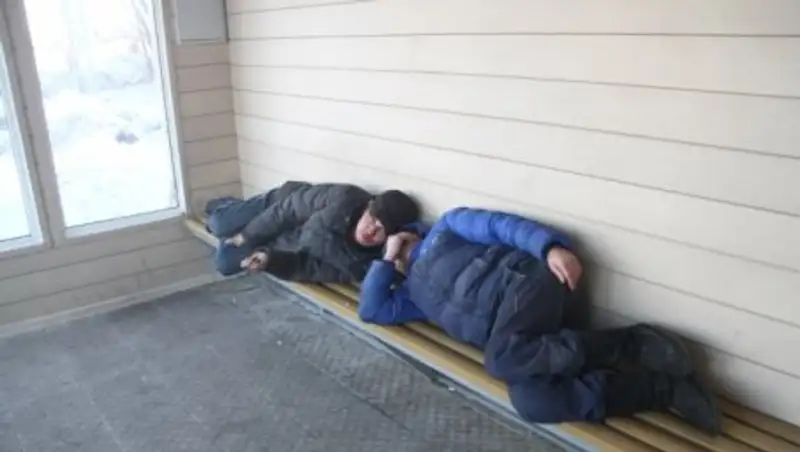 В теплых остановках Усть-Каменогорска поселились бомжи