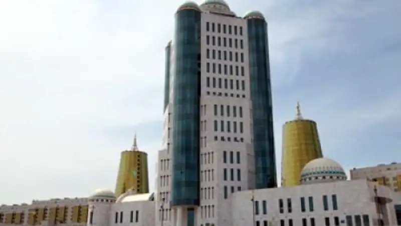 К.Токаев вручил сотрудникам аппарата Сената медали ко Дню Конституции