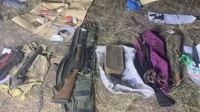 Тайник с оружием и боеприпасами нашли в лесу Карагандинской области , фото - Новости Zakon.kz от 04.08.2023 08:37