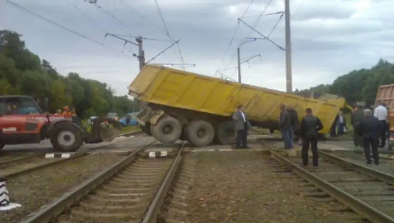 Полицейские расследуют столкновение поезда и прицепа в Костанайской области