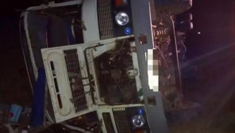 Автобус с пассажирами перевернулся на трассе в Актюбинской области