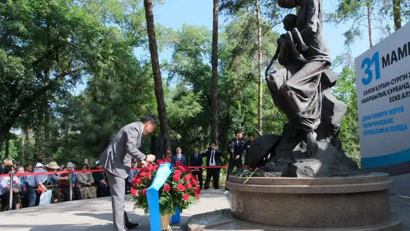 аким Алматы, церемония, возложения цветов, фото - Новости Zakon.kz от 31.05.2023 12:20