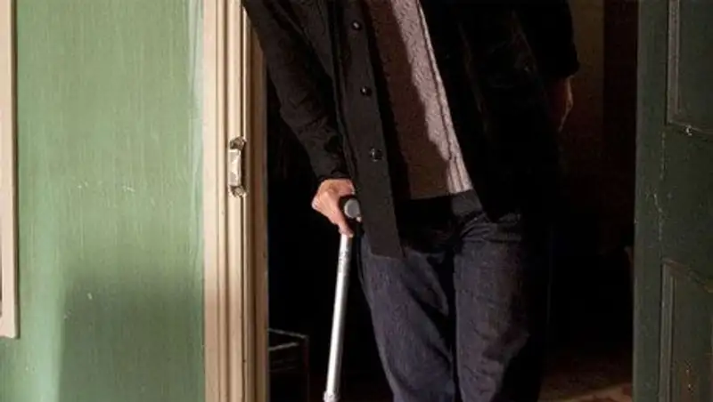 РФ: У пенсионера взорвался костыль прямо в отделении ПФР