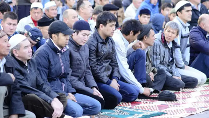 Курбан айт в Центральной мечети г. Алматы отпраздновало более 20 тысяч человек